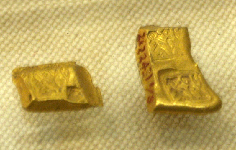 Gold squares with the characters "Ying Yuan" from the Chu region. 