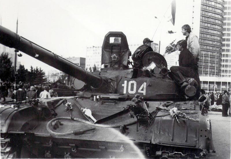Flowers placed on a T-72 tank in Moscow during the Soviet coup d'état attempt. 