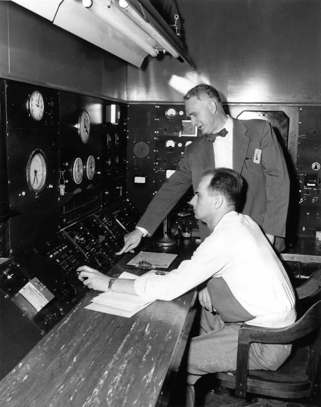 Zinn pushing button to close down his early Chicago Pile 3 reactor.