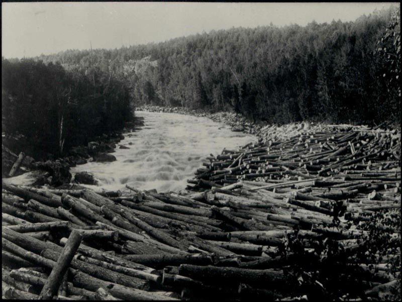 Log jam on the Ottawa River. Photograph from file INF 10/85.