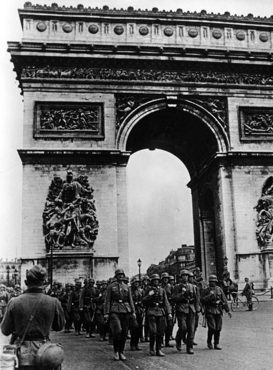 Parade of German troops in Paris. View of the troops with the Arc de Triomphe in the background.