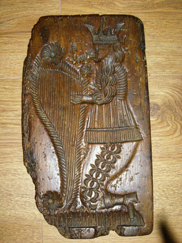 Alsatian wood gingerbread mold from 1650.